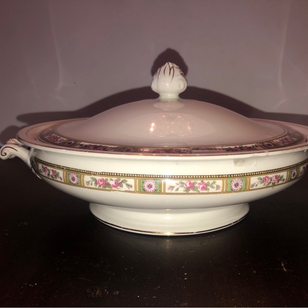 - Antique ServingDish with Lid.Johnson Brothers.